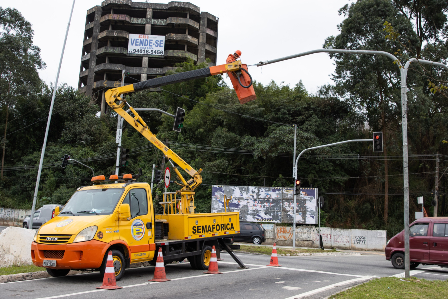Itaquá moderniza semáforo no cruzamento da avenida Almiro Dias com a rodovia Alberto Hinoto